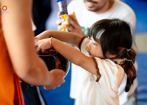 ภาพ No.149980:พิธีตักบาตร , พิธีปฎิบัติธรรม , พิธีถวายภัตตาหารเมนูสวรรค์ ในพรรษาแห่งการเข้าถึงธรรม วันธรรมชัย วันอังคารที่ 27 สิงหาคม พ.ศ.2567 ณ สภาธรรมกายสากล วัดพระธรรมกาย