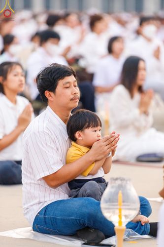 ภาพ No.122050:พิธีจุดประทีปถวายเป็นพุทธบูชา และบูชาธรรมมหาปูชนียาจารย์ พระมงคลเทพมุนี(สด จนฺทสโร) ในโครงการธรรมยาตรา กตัญญูบูชา มหาปูชนียาจารย์ พระมงคลเทพมุนี(สด จนฺทสโร) พระผู้ปราบมาร อนุสรณ์สถาน 7 แห่ง ปีที่ 12 วันที่ 31 มกราคม พ.ศ. 2567 ณ วัดพระธรรมกาย จ.ปทุมธานี
