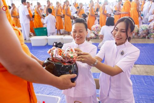 ภาพ No.222051:วันที่ 4 พฤษภาคม พ.ศ. 2568 พิธีตักบาตร เนื่องในวันอาทิตย์ต้นเดือน ณ บ้านแก้วเรือนทองคุณยายฯ วัดพระธรรมกาย