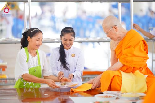 ภาพ No.322827:วันที่ 18 เมษายน พ.ศ. 2569 พิธีถวายภัตตาหารเมนูสวรรค์ เพื่อการบรรลุธรรม ณ หอฉันคุณยายอาจารย์ฯ วัดพระธรรมกาย