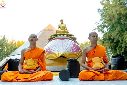 ภาพ No.288430:วันที่ 4 มกราคม พ.ศ. 2569 พระธรรมยาตราปฏิบัติธรรม และถ่ายภาพหมู่ประวัติศาสตร์ ในโครงการธรรมยาตรา กตัญญูบูชา มหาปูชนียาจารย์ พระมงคลเทพมุนี(สด จนฺทสโร) พระผู้ปราบมาร อนุสรณ์สถาน 7 แห่ง ปีที่ 14 ณ อนุสรณ์สถานมหาวิหารพระมงคลเทพมุนี (โลตัสแลนด์) อ.สองพี่น้อง