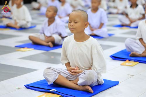 ภาพ No.319926:วันที่ 1 เมษายน พ.ศ.2569 นาคน้อยว่าที่สามเณรธรมทายาท จำนวน 98 คน  ร่วมกันสวดมนต์ทำวัตรเย็นและนั่งสมาธิ ณ ศูนย์ปฏิบัติธรรมบุรีรัมย์ จ.บุรีรัมย์