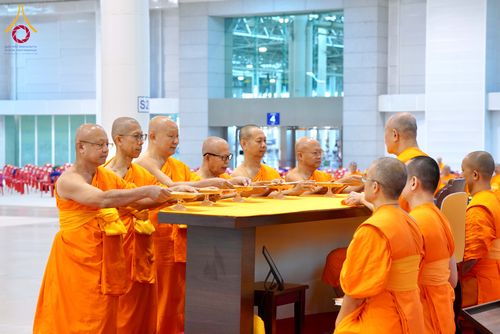 ภาพ No.284987:วันอาทิตย์ที่ 14 ธันวาคม พ.ศ.2568  พิธีปฏิบัติธรรม พิธีถวายภัตตาหารเป็นสังฆทาน พิธีมอบต้นสมบัติจักรพรรดิ ถวายแด่เจ้าอาวาสและประธานสงฆ์ 236 ศูนย์ส่งเสริมศีลธรรมทั่วโลก ณ สภาธรรมกายสากล วัดพระธรรมกาย