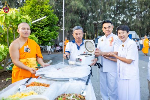 ภาพ No.288881:วันที่ 6 มกราคม พ.ศ. 2569 พิธีถวายภัตตาหารเป็นสังฆทาน แด่พระธรรมยาตรา ในโครงการธรรมยาตรา กตัญญูบูชา มหาปูชนียาจารย์ พระมงคลเทพมุนี(สด จนฺทสโร) พระผู้ปราบมาร อนุสรณ์สถาน 7 แห่ง ปีที่ 14 ณ อนุสรณ์สถานมหาวิหารพระมงคลเทพมุนี (โลตัสแลนด์) อ.สองพี่น้อง จ.สุพรร