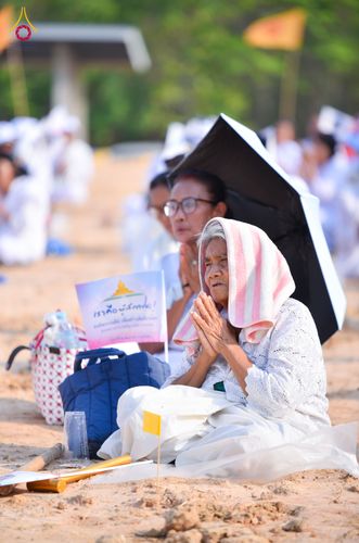 ภาพ No.327387:วันศุกร์ที่ 1 พฤษภาคม พ.ศ.2569 พิธีทอดผ้าป่า โปรยรัตนชาติ ตอกเสาเข็มมงคลต้นแรก สถาปนา “องค์พระเจดีย์เพื่อสร้างสันติภาพโลก” (แห่งแรกของภาคอีสาน) ณ ธุดงคสถานอำนาจเจริญ  อ.เมือง จ.อำนาจเจริญ