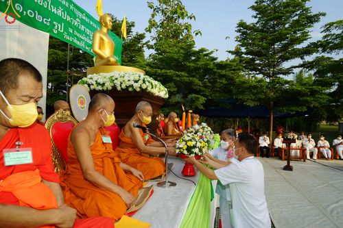 ภาพ No.81325:พิธีตักบาตรพระ ๑,๐๒๘ รูป ถวายเป็นพุทธบูชา เนื่องในสัปดาห์วิสาขบูชาโลก  ช่วยคณะสงฆ์ ๓๒๓ วัด ๔ จังหวัดชายแดนใต้ วันอาทิตย์ที่ ๒๘ พฤษภาคม พ.ศ.๒๕๖๖ ณ ศูนย์ปฎิบัติธรรมดอยหล่อ อำเภอดอยหล่อ จังหวัดเชียงใหม่