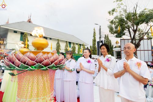 ภาพ No.297034:วันที่ 17 มกราคม พ.ศ. 2569 พิธีจุดประทีปถวายเป็นพุทธบูชา และบูชาธรรมมหาปูชนียาจารย์ (ภาพชุดที่ 2) ณ วัดโบสถ์บน ต.บางคูเวียง จ.นนทบุรี อนุสรณ์สถานลำดับที่ 4 สถานที่เกิดด้วยกายธรรม ในโครงการธรรมยาตรา กตัญญูบูชา มหาปูชนียาจารย์ พระมงคลเทพมุนี(สด จนฺทสโร) พร