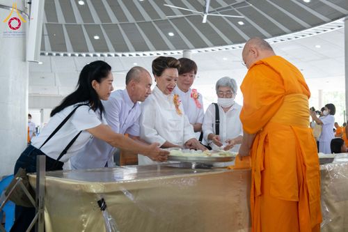 ภาพ No.310133:วันที่ 7 กุมภาพันธ์ พ.ศ. 2569 พิธีถวายภัตตาหารเมนูสวรรค์ เพื่อการบรรลุธรรม ณ หอฉันคุณยายอาจารย์ฯ วัดพระธรรมกาย