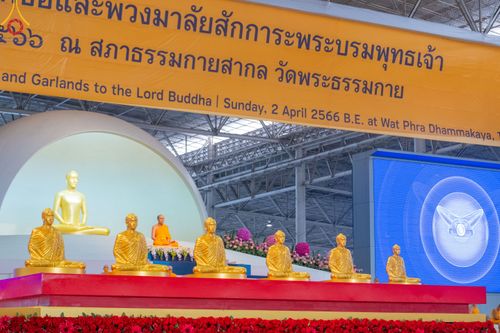 ภาพ No.78915:พิธีตักบาตร ข้าวสารอาหารแห้ง พิธีบูชาข้าวพระ ในวันอาทิตย์ต้นเดือนที่ 2 เมษายน พ.ศ. 2566