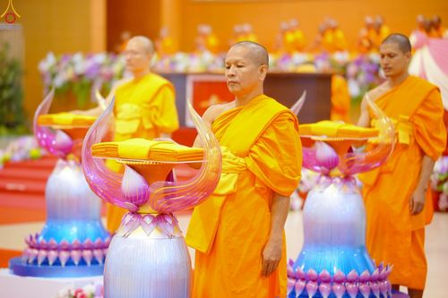 ภาพ No.251754:วันที่ 10 ตุลาคม พ.ศ. 2568 พิธีทอดผ้าป่าสมทบกฐินวัดพระธรรมกาย และสมทบกฐิน 30,000 กว่าวัดทั่วประเทศ ครั้งที่ 3 ณ สภาธรรมกายสากล วัดพระธรรมกาย