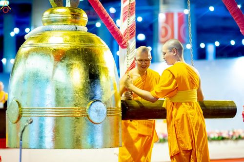 ภาพ No.224158:วันวิสาขบูชา วันอาทิตย์ที่ 11 พฤษภาคม พ.ศ. 2568 พิธีจุดวิสาขประทีป ,  พิธีเวียนประทักษิณรอบพระมหาธรรมกายเจดีย์ , พิธีฉลองชัยสวดมนต์บทธัมมจักกัปปวัตตนสูตร ครบ 7,357,000,000 จบ ณ มหารัตนวิหารคด วัดพระธรรมกาย