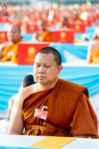 ภาพ No.221756:วันอังคารที่ 22 เมษายน พ.ศ. 2568 ภาพพิธีถวายมหาสังฆทานคณะสงฆ์ 40,000 กว่าวัดทั่วประเทศ เนื่องในวันคุ้มครองโลก ชุดที่ 2 (ปลื้มให้สมการรอคอย) ณ ลานธรรมพระมหาธรรมกายเจดีย์ วัดพระธรรมกาย