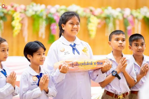 ภาพ No.246113:วันเสาร์ที่ 13 กันยายน พ.ศ. 2568 พิธีมอบผ้าไตรประธานกฐินสัมฤทธิ์เด็กดี V-Star ณ สภาธรรมกายสากล วัดพระธรรมกาย