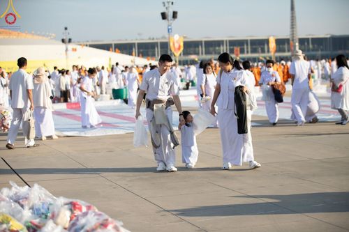 ภาพ No.187931:พิธีตักบาตรฉลองพระใหม่ ต้อนรับพุทธศักราช 2568 ณ ลานธรรมพระมหาธรรมกายเจดีย์ วัดพระธรรมกาย จ.ปทุมธานี วันที่ 1 มกราคม พ.ศ. 2568