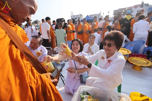ภาพ No.312901:วันอาทิตย์ที่ 8 มีนาคม พ.ศ.2569 ทำบุญเมืองนครราชสีมา 558 ปี ตักบาตรพระ 10,000 รูป (ภาพชุดที่ 2)