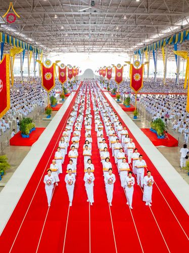 ภาพ No.215585:วันอาทิตย์ต้นเดือนที่ 6 เมษายน พ.ศ. 2568 ขบวนอัญเชิญผ้าป่าสมทบ มหาสังฆทาน 40,000 กว่าวัดทั่วประเทศ ณ สภาธรรมกายสากล วัดพระธรรมกาย