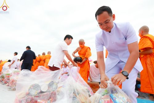 ภาพ No.118662:พิธีตักบาตรพระธรรมยาตรา ปีที่ 12 ณ อนุสรณ์สถานลำดับที่ 5 สถานที่เผยแผ่วิชชาธรรมกายครั้งแรก อนุสรณ์สถานบางปลา จ.นครปฐม วันที่ 25 มกราคม พ.ศ. 2567