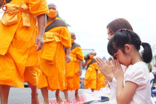 ภาพ No.128393:พิธีอัญเชิญพระบรมสารีริกธาตุ " ใจกลางเมืองนครหาดใหญ่ " เพื่อประดิษฐาน ณ มหารัตนเจดีย์สิริปทุมสวรรค์ (เจดีย์อริยพุทธะ 5 พระองค์) ศูนย์ปฏิบัติธรรมภาคใต้ อ.บางกล่ำ จ.สงขลา  วันที่ 9 มีนาคม พ.ศ.2567 (ชุดที่ 1)