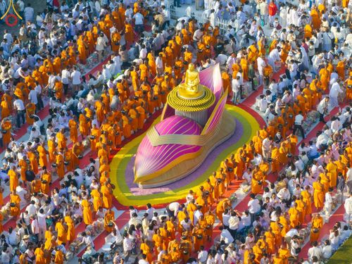 ภาพ No.197834:พิธีตักบาตรพระธรรมยาตรา ณ อนุสรณ์สถานลำดับที่ 4 สถานที่เกิดด้วยกายธรรม วัดโบสถ์(บน) ต.บางคูเวียง จ.นนทบุรี ในโครงการธรรมยาตรา กตัญญูบูชา มหาปูชนียาจารย์ พระมงคลเทพมุนี(สด จนฺทสโร) พระผู้ปราบมาร อนุสรณ์สถาน 7 แห่ง ปีที่ 13 วันที่ 19 มกราคม พ.ศ. 2568