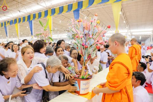ภาพ No.167898:พิธีทอดกฐิน และ พิธีกรานกฐิน ในวันอาทิตย์ที่ 3 พฤศจิกายน พ.ศ. 2567 ณ วัดพระธรรมกาย จ.ปทุมธานี
