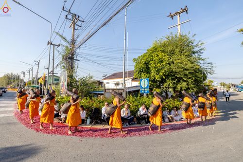 ภาพ No.292862:วันที่ 11 มกราคม พ.ศ. 2569 พิธีต้อนรับพระธรรมยาตรา ณ อนุสรณ์สถานลำดับที่ 3 สถานที่เกิดในเพศสมณะ วัดสองพี่น้อง อำเภอสองพี่น้อง จังหวัดสุพรรณบุรี ในโครงการธรรมยาตรา กตัญญูบูชา มหาปูชนียาจารย์ พระมงคลเทพมุนี(สด จนฺทสโร) พระผู้ปราบมาร อนุสรณ์สถาน 7 แห่ง ปีที