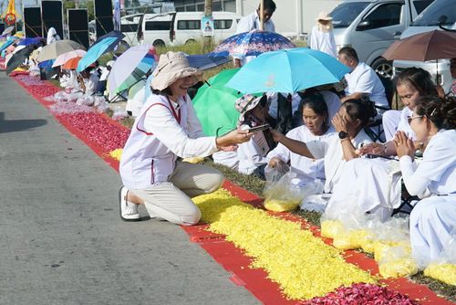 ภาพ No.296220:ภาพเบื้องหลังอาสาสมัครรวมใจ ชุดที่ 2 ในโครงการธรรมยาตรา กตัญญูบูชา มหาปูชนียาจารย์ พระมงคลเทพมุนี(สด จนฺทสโร) พระผู้ปราบมาร อนุสรณ์สถาน 7 แห่ง ปีที่ 14