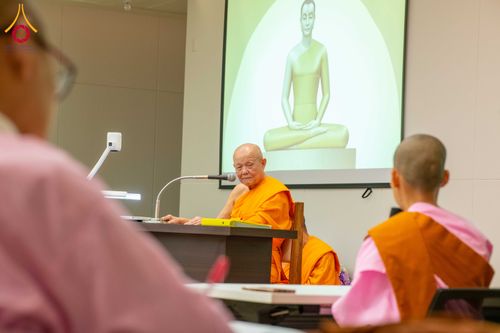 ภาพ No.325356:วันที่ 24 เมษายน พ.ศ.2569  หลวงพ่อทัตตชีโว รองเจ้าอาวาสวัดพระธรรมกาย ถวายการต้อนรับและปฏิสันถารคณะแม่ชีชาวเมียนมา