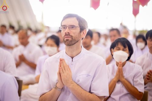 ภาพ No.123104:พิธีตักบาตร และพิธีบูชาข้าวพระ ในวันอาทิตย์ต้นเดือนที่ 4 กุมภาพันธ์ พ.ศ. 2567 ณ วัดพระธรรมกาย จ.ปทุมธานี