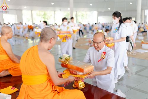 ภาพ No.205767:พิธีสวดพระพุทธมนต์ และถวายภัตตาหารเมนูสวรรค์แด่พระภิกษุ สามเณร วันจันทร์ที่ 3 กุมภาพันธ์ พ.ศ. 2568 ณ หอฉันคุณยายอาจารย์ฯ วัดพระธรรมกาย