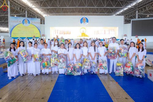 ภาพ No.139150:พิธีตักบาตร , พิธีบูชาข้าวพระ ณ ห้องแก้วสารพัด 1 สภาธรรมกายสากล วัดพระธรรมกาย วันอาทิตย์ต้นเดือนที่ 2 มิถุนายน พ.ศ. 2567