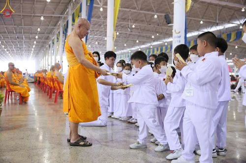 ภาพ No.60402:การต้อนรับพระสังฆาธิการ 10,000 กว่าวัดทั่วประเทศ พิธีมอบปัจจัยช่วยเหลือครู 4 จังหวัดชายแดนภาคใต้ พิธีปฏิบัติธรรม ในวันคุ้มครองโลก วันจันทร์ที่ 22 เมษายน พ.ศ.2567 ณ วัดพระธรรมกาย จ.ปทุมธานี