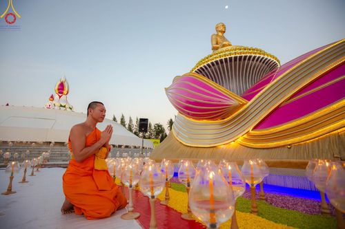 ภาพ No.192729:พิธีจุดประทีปถวายเป็นพุทธบูชา และบูชาธรรมมหาปูชนียาจารย์ ณ อนุสรณ์สถานคลองบางนางแท่น อ.สามพราน จ.นครปฐม ในโครงการธรรมยาตรา กตัญญูบูชา มหาปูชนียาจารย์ พระมงคลเทพมุนี(สด จนฺทสโร) พระผู้ปราบมาร อนุสรณ์สถาน 7 แห่ง ปีที่ 13 วันที่ 10 มกราคม พ.ศ. 2568