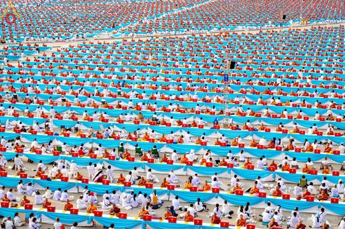 ภาพ No.221645:วันอังคารที่ 22 เมษายน พ.ศ. 2568 ภาพพิธีถวายมหาสังฆทานคณะสงฆ์ 40,000 กว่าวัดทั่วประเทศ เนื่องในวันคุ้มครองโลก ชุดที่ 2 (ปลื้มให้สมการรอคอย) ณ ลานธรรมพระมหาธรรมกายเจดีย์ วัดพระธรรมกาย