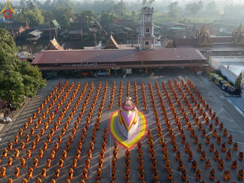 ภาพ No.197724:พิธีตักบาตรพระธรรมยาตรา ณ อนุสรณ์สถานลำดับที่ 4 สถานที่เกิดด้วยกายธรรม วัดโบสถ์(บน) ต.บางคูเวียง จ.นนทบุรี ในโครงการธรรมยาตรา กตัญญูบูชา มหาปูชนียาจารย์ พระมงคลเทพมุนี(สด จนฺทสโร) พระผู้ปราบมาร อนุสรณ์สถาน 7 แห่ง ปีที่ 13 วันที่ 19 มกราคม พ.ศ. 2568