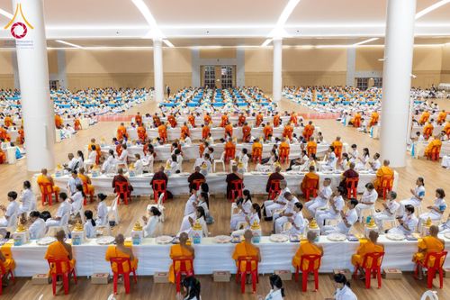 ภาพ No.60030:พิธีเจริญพระพุทธมนต์ "ฉลองอายุวัฒนมงคล 80 ปี หลวงพ่อธัมมชโย" พิธีถวายไทยธรรม คณะสงฆ์ 10,000 กว่าวัดทั่วประเทศ ในวันคุ้มครองโลก วันจันทร์ที่ 22 เมษายน พ.ศ. 2567 ณ สภาธรรมกายสากล วัดพระธรรมกาย จ.ปทุมธานี