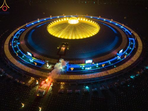 ภาพ No.125100:พิธีเวียนประทักษิณและจุดมาฆประทีป (ชุดที่ 2) ในวันมาฆบูชา เสาร์ที่ 24 กุมภาพันธ์ พ.ศ. 2567 ณ พระมหาธรรมกายเจดีย์ วัดพระธรรมกาย