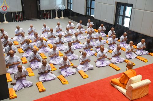 ภาพ No.199755:โครงการอุปสมบทหมู่บูชาธรรม 116 ปี คุณยายอาจารย์มหารัตนอุบาสิกาจันทร์ ขนนกยูง โครงการอุปสมบทหมู่ธรรมทายาท ระดับอุดมศึกษา รุ่นที่ 51 ภาคฤดูหนาว  ณ โบสถ์พระไตรปิฏก วัดพระธรรมกาย จ.ปทุมธานี  วันที่ 11 มกราคม พ.ศ. 2568 โดยมีพระครูปลัดรัตนวีรวัฒน์ เจ้าอาวาสวัด