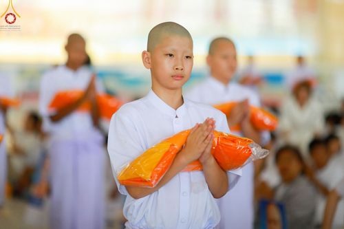 ภาพ No.133992:พิธีขอขมามอบผ้าไตร โครงการบรรพชาสามเณร ศูนย์อบรมวัดพระธรรมกาย ณ วัดพระธรรมกาย วันเสาร์ที่ 6 เมษายน พ.ศ. 2567