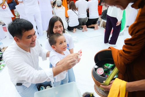 ภาพ No.85983:ตักบาตรพระนานาชาติ 10,000 รูป ใจกลางนครหาดใหญ่ จ.สงขลา วันอาทิตย์ที่ 20 สิงหาคม พ.ศ. 2566