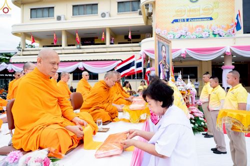 ภาพ No.241971:วันอาทิตย์ที่ 31 สิงหาคม พ.ศ. 2568 พิธีทำบุญแด่คณะสงฆ์ 122 รูป ฉลอง 121 ปี อำเภอคลองหลวง จ.ปทุมธานี เพื่อนำส่งช่วยเหลือคณะสงฆ์ 323 วัด 4 จังหวัดชายแดนภาคใต้ และช่วยเหลือประชาชนจากเหตุปะทะ แนวชายแดนไทย-กัมพูชา ณ บริเวณหน้าที่ว่าการอำเภอคลองหลวง 