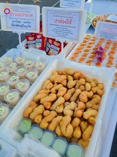 ภาพ No.193803:สาธุชนถวายภัตตาหารเป็นสังฆทาน แด่พระธรรมยาตรา ณ อนุสรณ์สถานมหาวิหารพระมงคลเทพมุนี (โลตัสแลนด์) อ.สองพี่น้อง จ.สุพรรณบุรี ในโครงการธรรมยาตรา กตัญญูบูชา มหาปูชนียาจารย์ พระมงคลเทพมุนี(สด จนฺทสโร) พระผู้ปราบมาร ปีที่ 13 วันที่ 12 มกราคม พ.ศ.2568