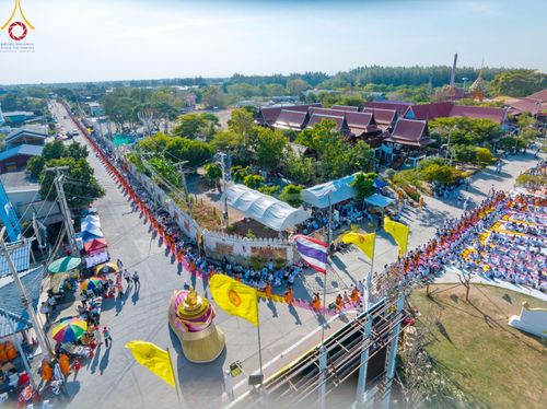 ภาพ No.193343:พิธีต้อนรับพระธรรมยาตรา ณ อนุสรณ์สถาน สถานที่เกิดในเพศสมณะ วัดสองพี่น้อง อำเภอสองพี่น้อง จังหวัดสุพรรณบุรี ในโครงการธรรมยาตรา กตัญญูบูชา มหาปูชนียาจารย์ พระมงคลเทพมุนี(สด จนฺทสโร) พระผู้ปราบมาร อนุสรณ์สถาน 7 แห่ง ปีที่ 13 วันที่ 11 มกราคม พ.ศ. 2568