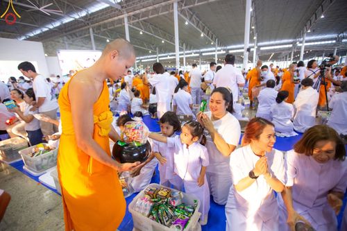 ภาพ No.207318:พิธีตักบาตร และปฏิบัติธรรมช่วงสาย ในวันมาฆบูชา วันพุธที่ 12 กุมภาพันธ์ พ.ศ. 2568 ณ วัดพระธรรมกาย จังหวัดปทุมธานี