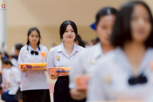 ภาพ No.246002:วันเสาร์ที่ 13 กันยายน พ.ศ. 2568 พิธีมอบผ้าไตรประธานกฐินสัมฤทธิ์เด็กดี V-Star ณ สภาธรรมกายสากล วัดพระธรรมกาย