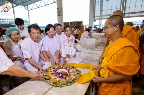 ภาพ No.204373:พิธีถวายภัตตาหารเป็นสังฆทาน แด่พระธรรมยาตรา ณ วัดพระธรรมกาย ตำบลคลองสาม อำเภอคลองหลวง จังหวัดปทุมธานี ในโครงการธรรมยาตรา กตัญญูบูชา มหาปูชนียาจารย์ พระมงคลเทพมุนี(สด จนฺทสโร) พระผู้ปราบมาร อนุสรณ์สถาน 7 แห่ง ปีที่ 13 วันที่ 31 มกราคม พ.ศ. 2568