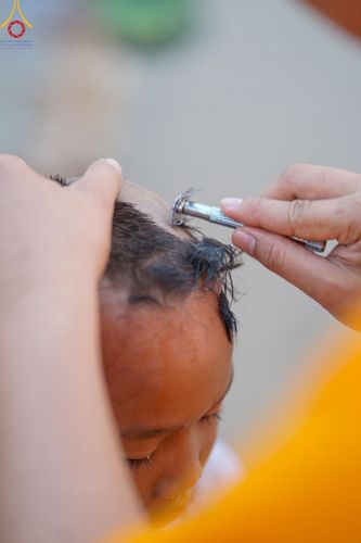 ภาพ No.63360:Photo Story  มหัศจรรย์วัดดงดินแดง Episode 1  พิธีปลงผมนาคธรรมทายาท  ในโครงการบรรพชาอุปสมบทหมู่ ฟื้นฟูพระพุทธศาสนาทั่วไทย วัดดงดินแดง ณ ลำน้ำแม่ตื่น อ.อมก๋อย จ.เชียงใหม่ วันที่ 2 เมษายน พ.ศ. 2567