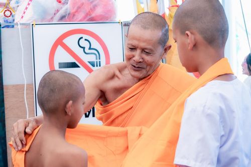 ภาพ No.133528:พิธีขอขมารับผ้าไตร, พิธีบรรพชาสามเณร, สามเณรออกบิณฑบาต ในโครงการบรรพชาสามเณร ฟื้นฟูพระพุทธศาสนาทั่วไทย  ณ ศูนย์ปฏิบัติธรรม และอบรมเยาวชนเมืองยะลา วันที่ 3 เมษายน พ.ศ. 2567