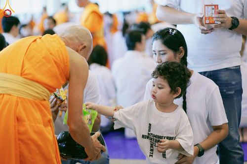 ภาพ No.151084:พิธีตักบาตร ในวันอาทิตย์ต้นเดือน วันที่ 1 กันยายน พ.ศ. 2567 ณ สภาธรรมกายสากล วัดพระธรรมกาย