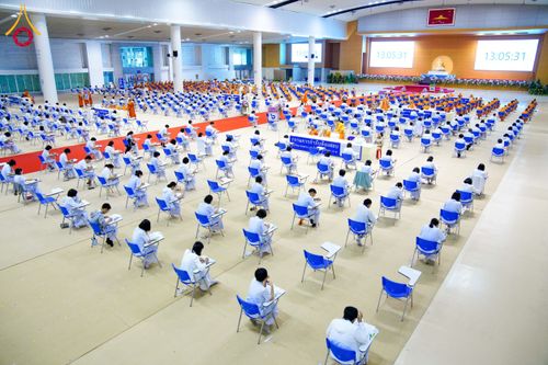 ภาพ No.208869:พระบาทสมเด็จพระเจ้าอยู่หัวทรงพระกรุณาโปรดเกล้าฯ พระราชทานภัตตาหารพระราชทาน แด่พระภิกษุ สามเณร ในการสอบบาลีสนามหลวง ณ วัดพระธรรมกาย วันที่ 22 กุมภาพันธ์ พ.ศ. 2568 ณ วัดพระธรรมกาย อำเภอคลองหลวง จังหวัดปทุมธานี