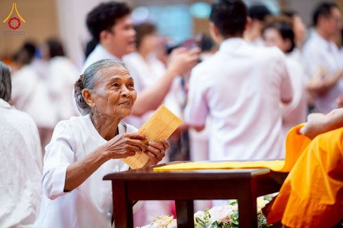 ภาพ No.272956:วันอาทิตย์ที่ 23 พฤศจิกายน พ.ศ.2568 พิธีมุทิตาสักการะ พระมหาเถระและพระเถระ ประจำปีพุทธศักราช 2568 ณ ห้องแก้วสารพัดนึก 2 สภาธรรมกายสากล  วัดพระธรรมกาย